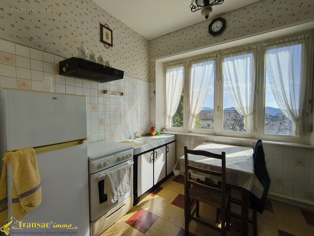 À Saint Rémy sur Durolle proche du plan d'eau, belle maison familiale 6 pièces avec 2 garages. - photo 6