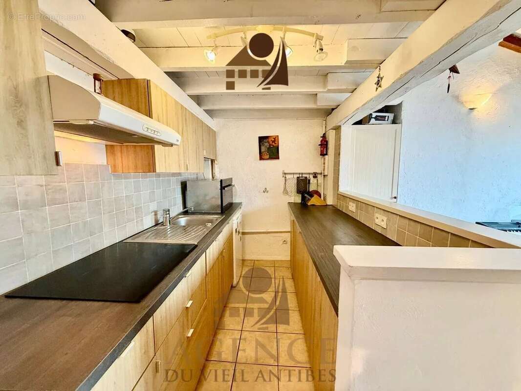 Antibes 2P 38.90m2 vieil ville dernière étage - photo 2