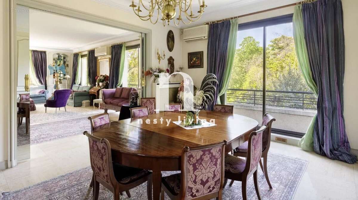 Appartement à PARIS-16E