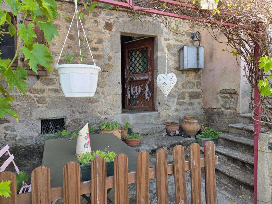 *** exclusivite *** grande maison avec terrasses, dependances et potager *** st dier d'auvergne 63520 *** - photo 3
