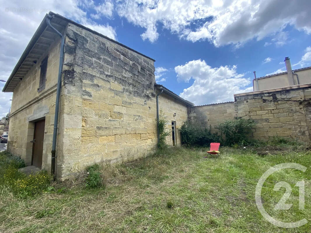 Maison à SAINT-MEDARD-DE-GUIZIERES