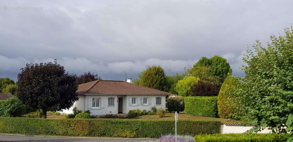 Maison à GENSAC-LA-PALLUE