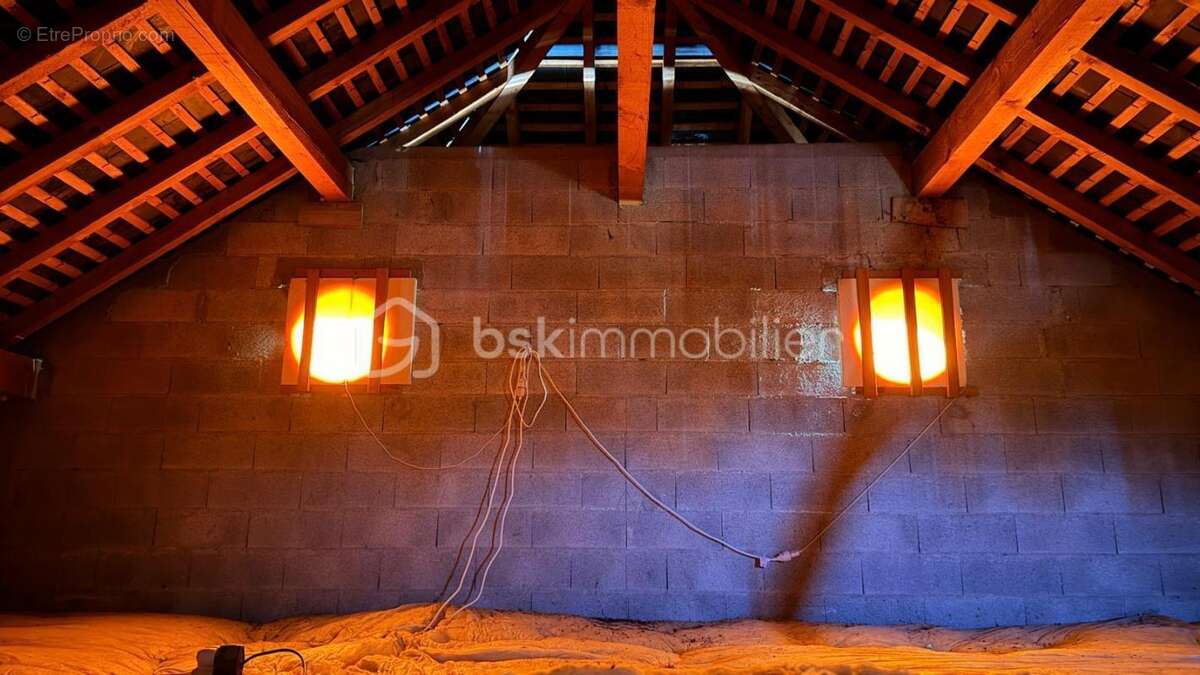 À Vendre – Maison ancienne 117 m² avec sous-sol complet – Terrain 1 000 m² – Vue montagne – Sans vis-à-vis - photo 10