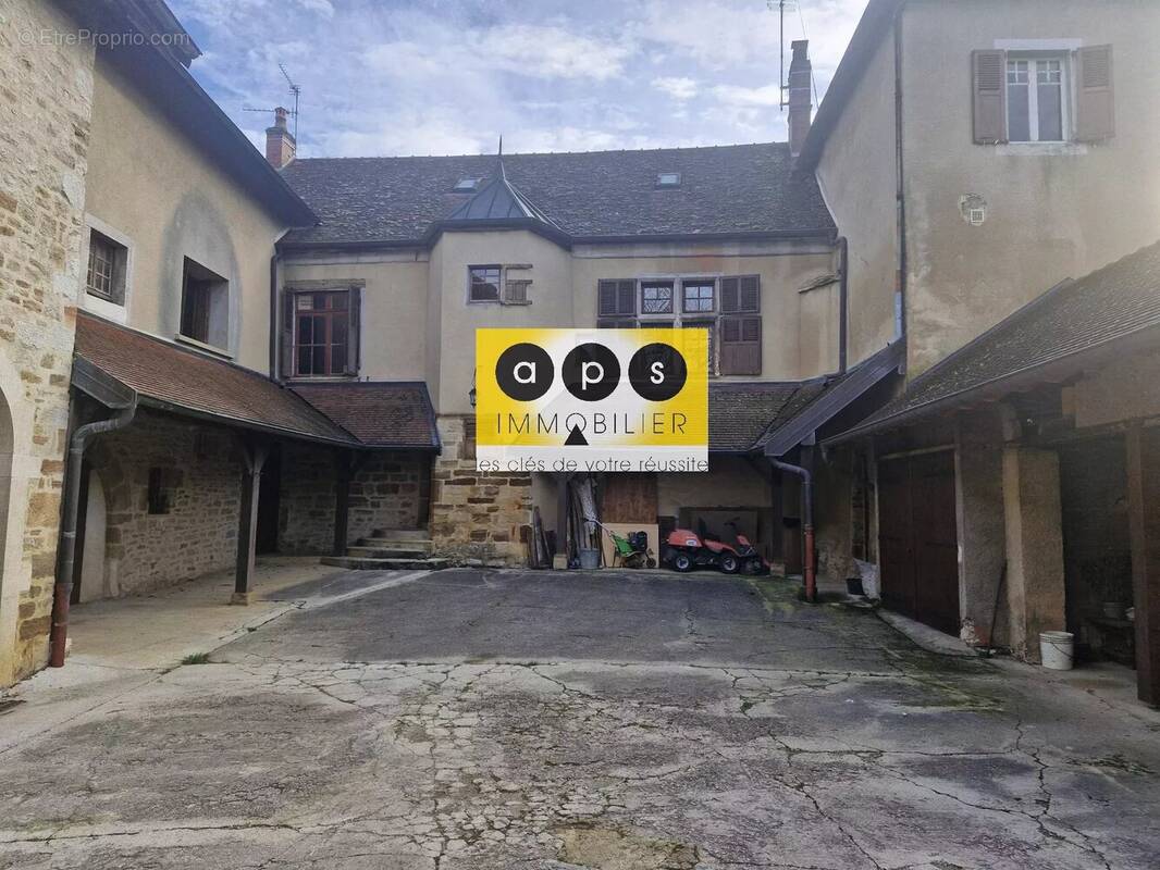 Maison à MONTIGNY-LES-ARSURES