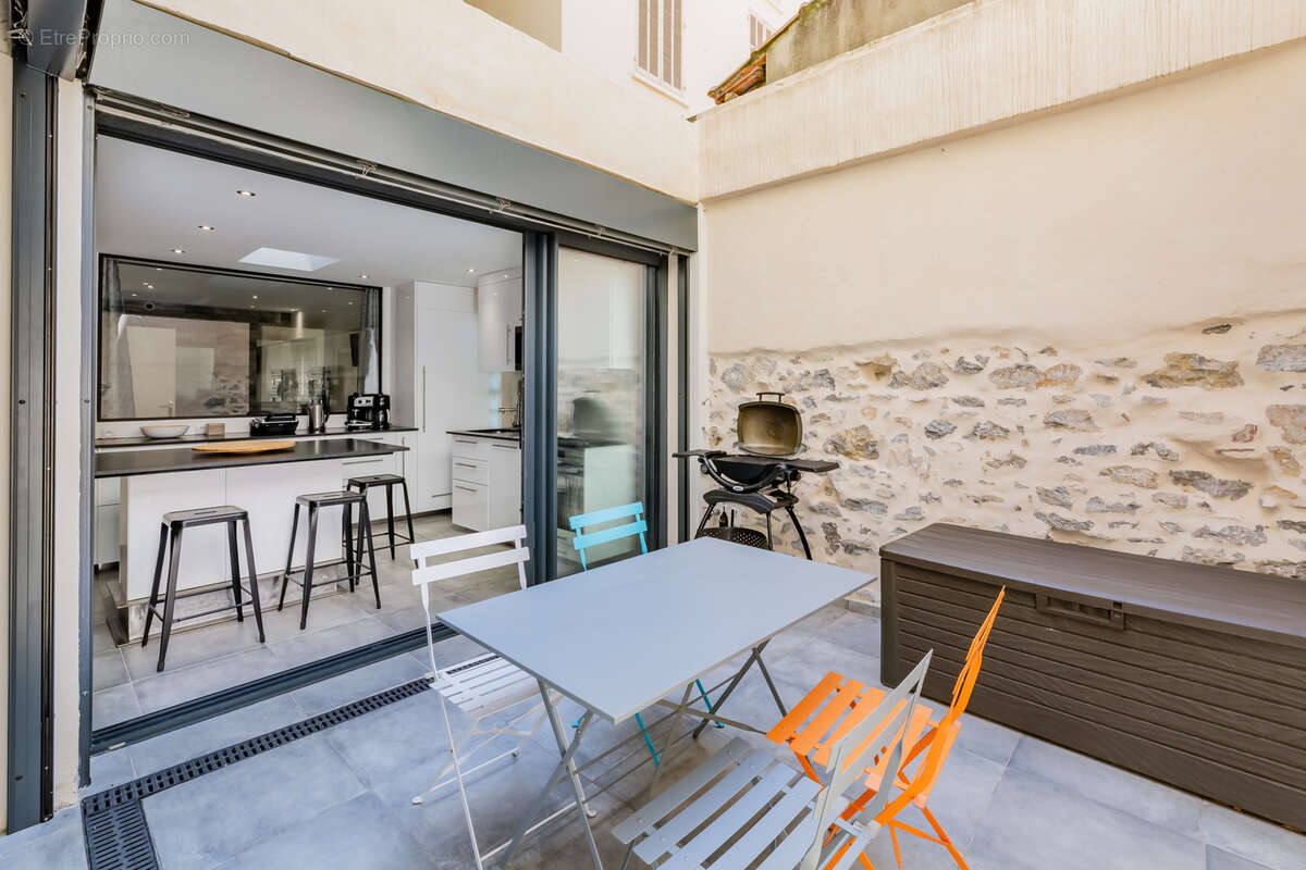 TOULON HAUTE-VILLE  Magnifique appartement avec terrasse et 2 suites parentales. - photo 2
