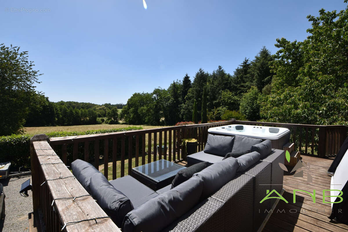 Maison 215 m² à Massignac  - photo 2