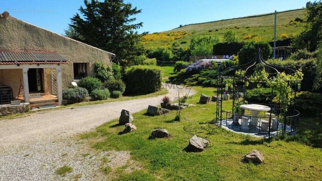 Propriété de charme avec gîte, piscine et dépendances sur 9000 m - photo 2