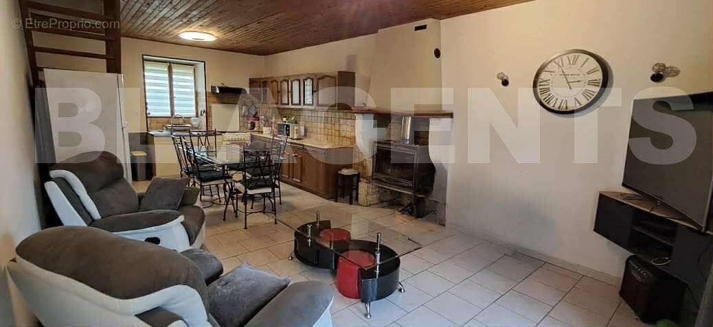 Messenger_creation_E112268A-140B-4C28-A725-7DFEB27F549B - Maison à VILLERS-CERNAY