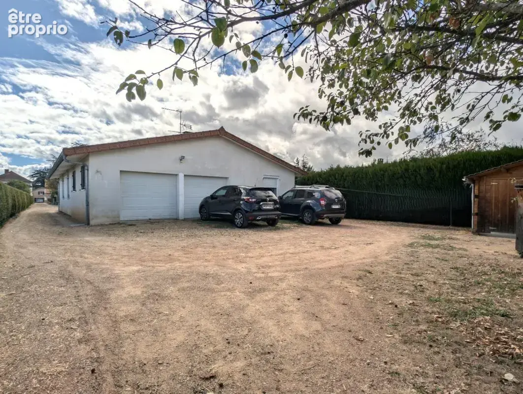 Saint-Léger-sur-Roanne — Maison de plain-pied 99m², 4 chambres et terrain de 2 224 m² - photo 4