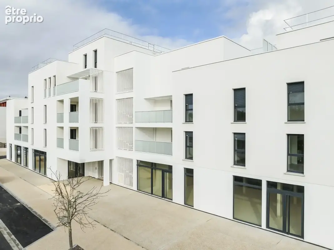Commerce 82 m² à Saint-Medard-En-Jalles  - photo 4