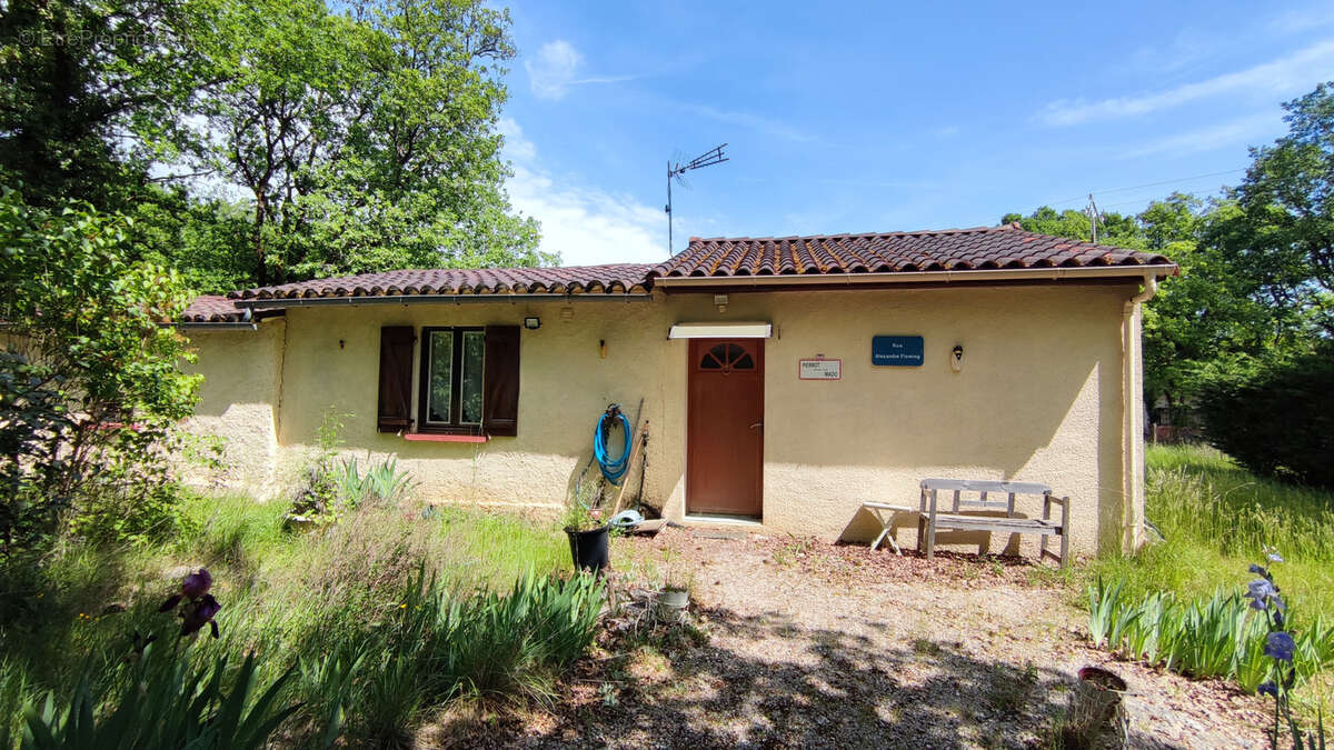 Maison contemporaine des années 80, avec un terrain clôturé de 3214 m2 - photo 3