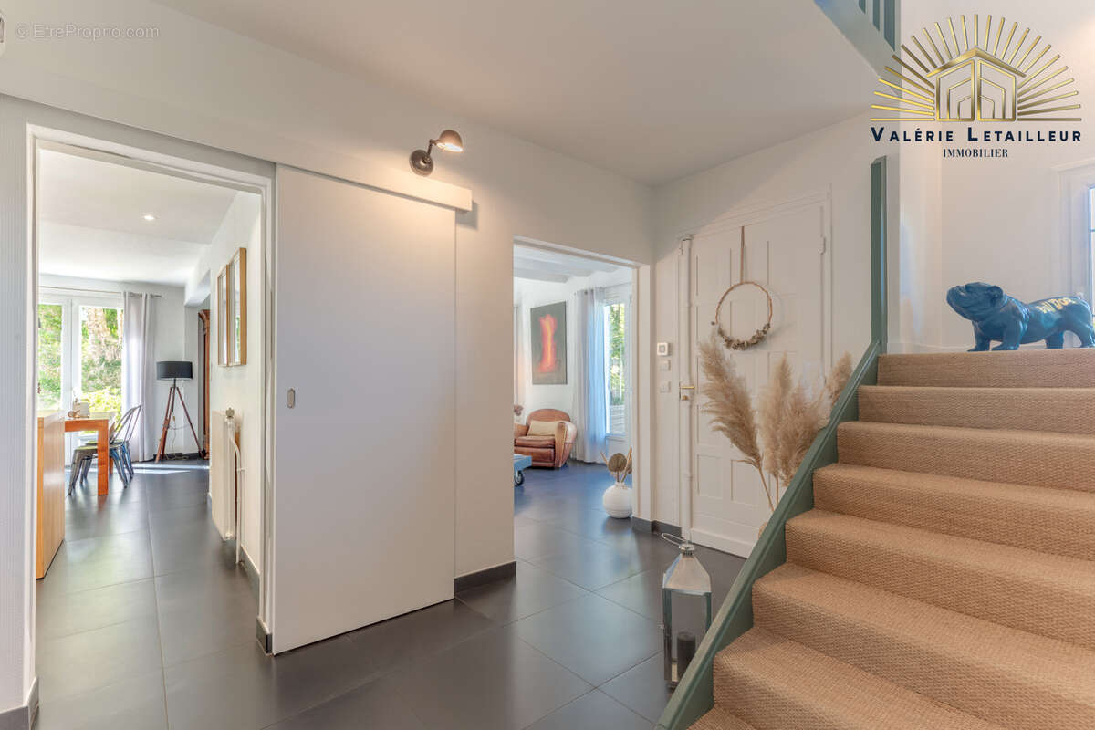 Magnifique maison de caractère développant environ 170 m2 habitables, complétés par 100 m2 de sous-sol, le tou - photo 11