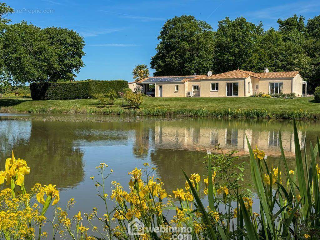 A Saint-Prouant, magnifique propriété composée d'une maison d'habitation de 132 m² de plain-pied ! - Maison à SAINT-PROUANT