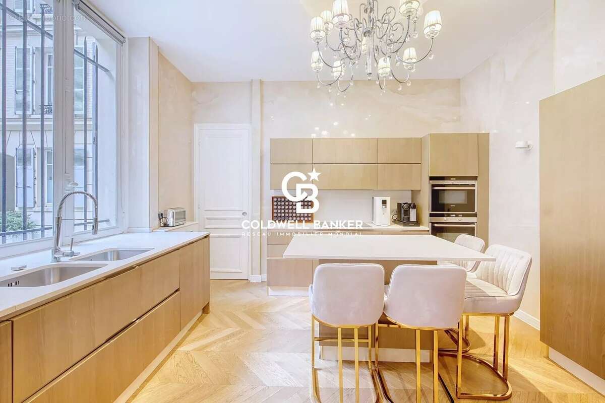 Appartement à PARIS-16E