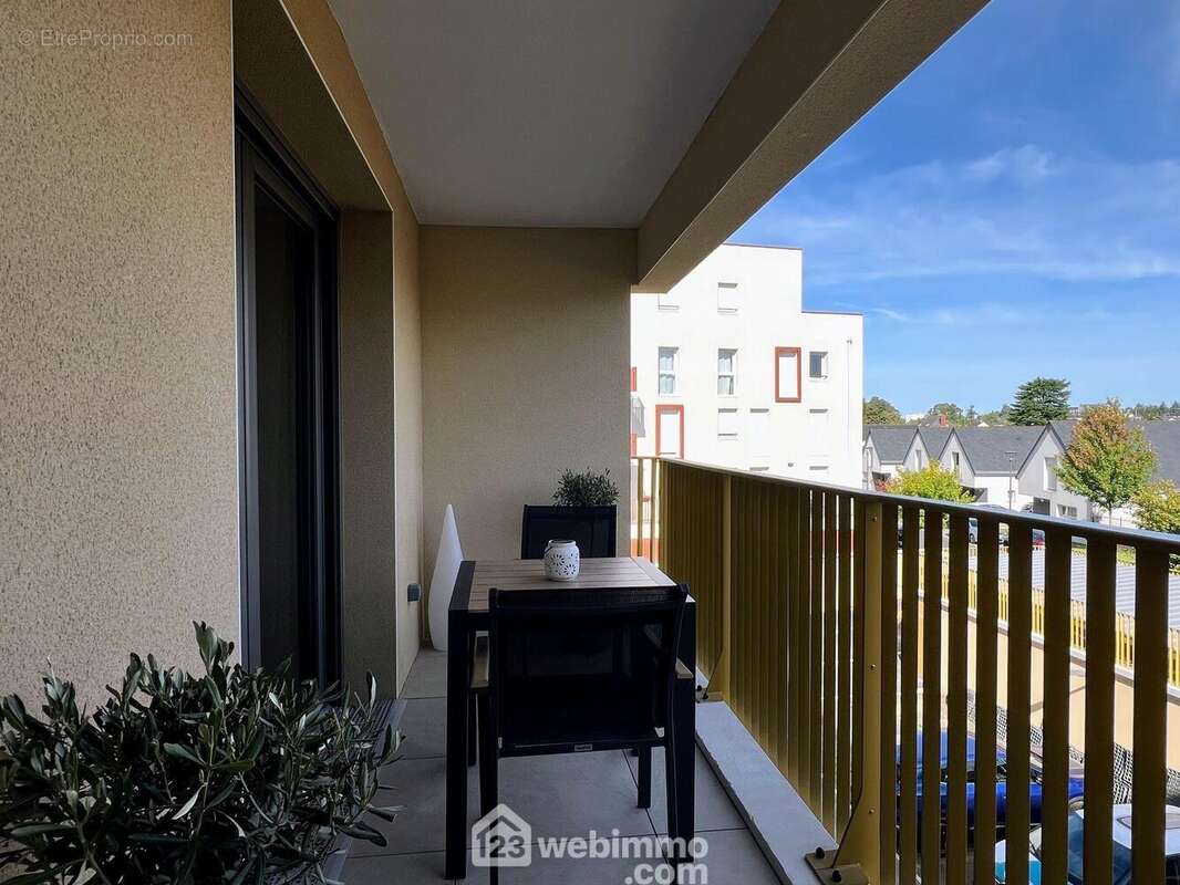 L&#039;appartement dispose d&#039;une terrasse en loggia de 6 m² avec vue dégagée. - Appartement à LES PONTS-DE-CE