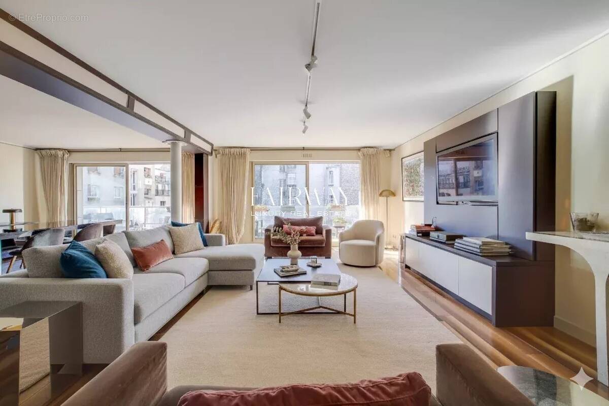 Appartement à PARIS-16E