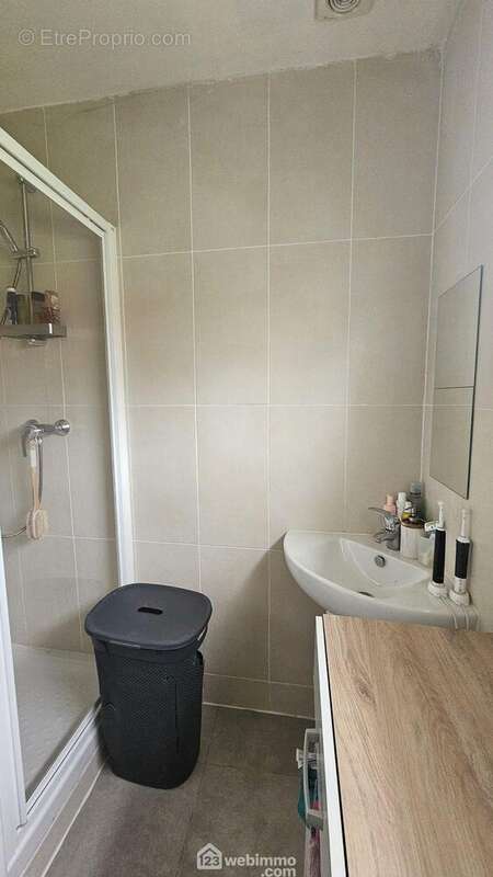 Une salle d'eau/WC de 3 m².