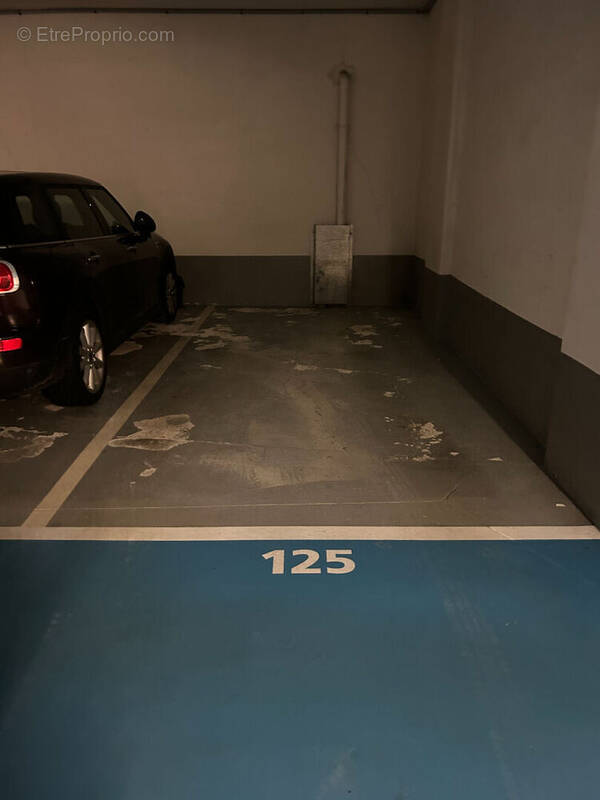 Parking à PARIS-16E