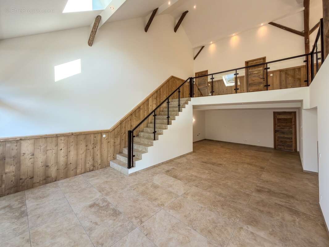 À vendre – Magnifique appartement T5 traversant en triplex de 196,54 m² au sol à Viuz-en-Sallaz - photo 2