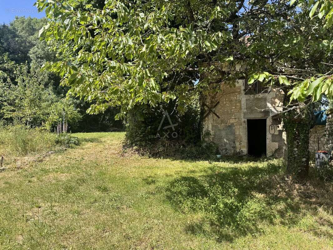 ttenaAuthentique maison charentaise à rénover avec dépendances et beau potentiel d'agrandissement - photo 2