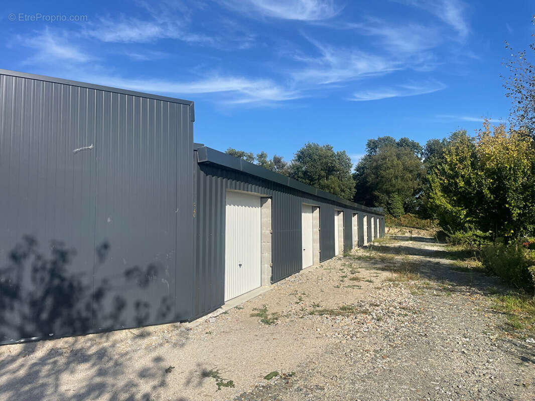 Parking à SAINT-JEAN-BREVELAY