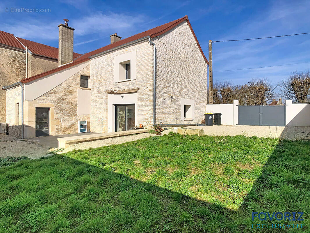 Maison à VILLECOMTE