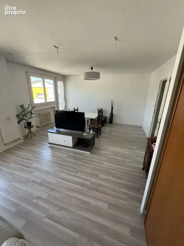 Appartement 54 m² à Le Chambon-Feugerolles  - photo 2