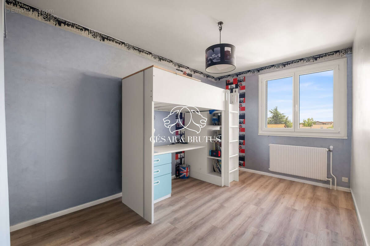 Appartement 80 m² à Saint-Laurent-De-Mure  - photo 9