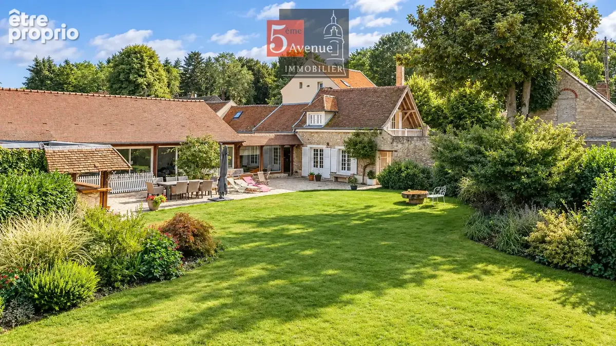 À vendre. Propriété ancienne en pierre de 400m2 avec piscine intérieure - photo 2