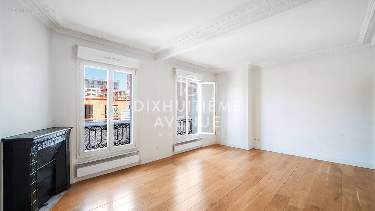 Appartement 2 pièces 45 m² · à Paris-18e · 45 m² · 379 000 €