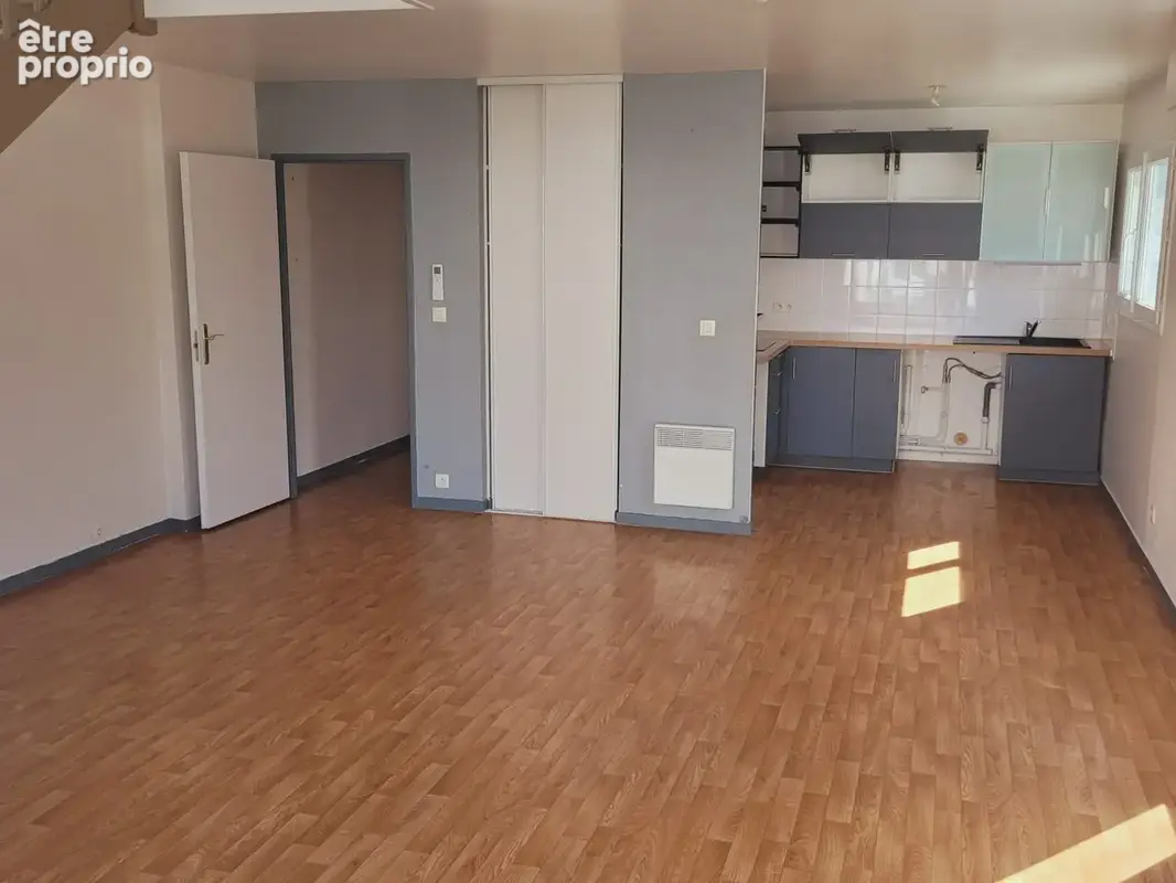 A vendre à Val de Reuil appartement F3 en duplex avec une cuisine équipée ouverte sur un séjour salob de 31 