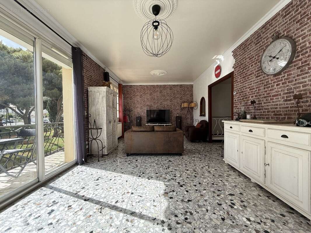Maison en trois faces sur deux niveaux avec Garage. - photo 4