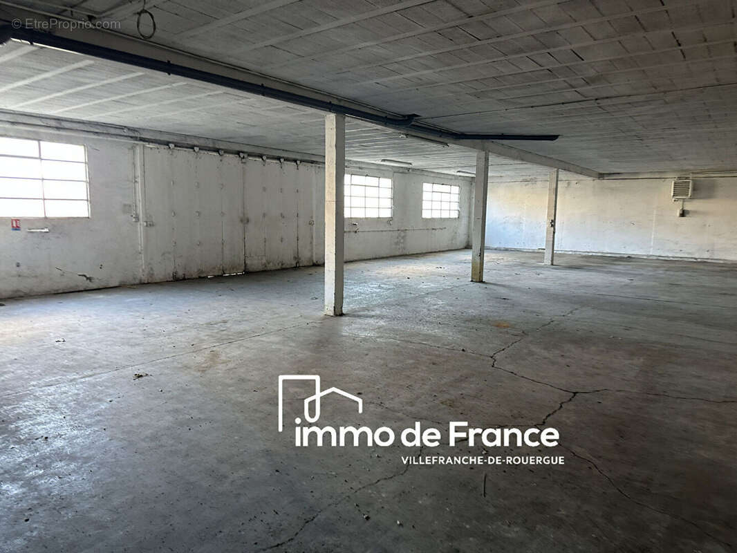 Villefranche De Rouergue, local de stockage, entrepôt de 500 m² , 400 m² en rez de chaussée + 100 m² a l'étage - photo 10