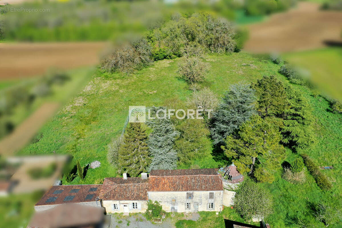 Maison à LE DOUHET