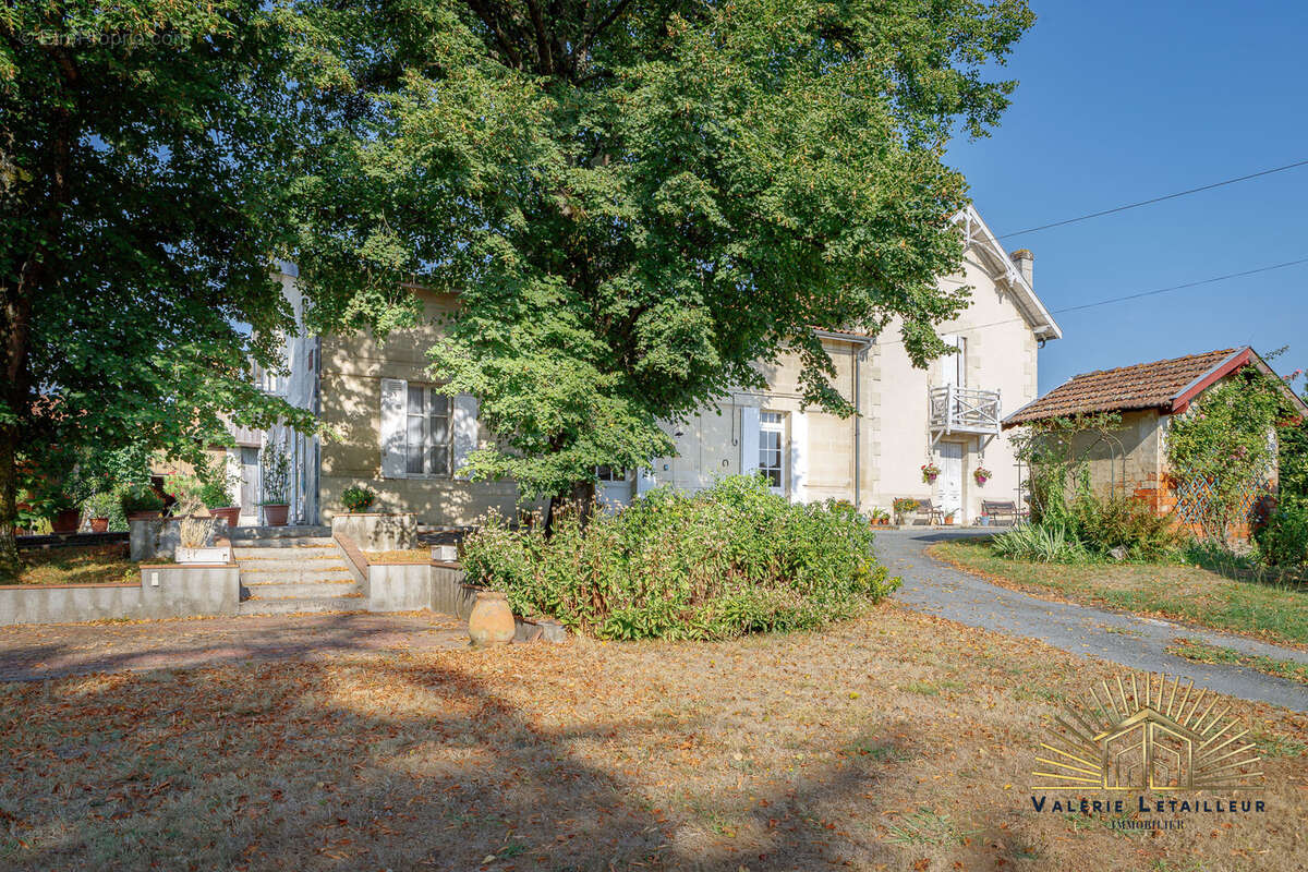 Maison de charme 358m2 habitables sur une parcelle de 10 000 m2 avec vue dégagée - photo 8