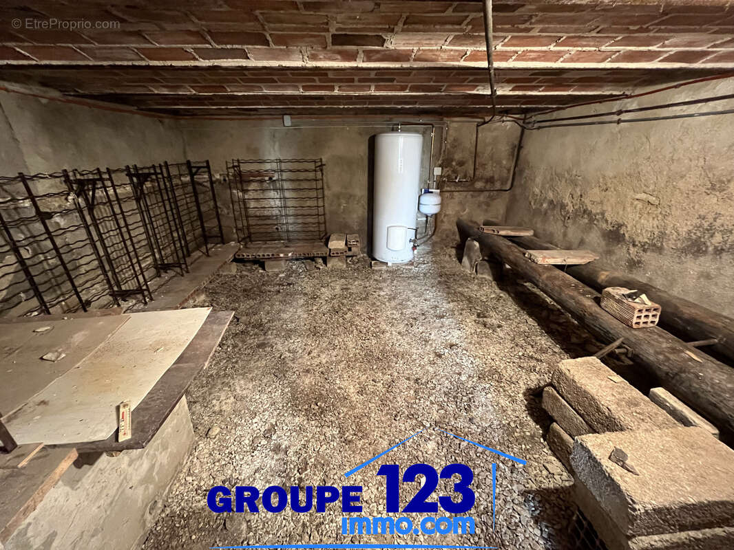 Auxerre - Maison de 81 m2 - T5 - photo 9