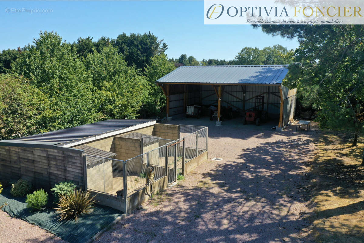 Propriété T7 395 m2 - 6 300 m2 de terrain - 5 garages - Piscine intérieure chauffée - photo 16