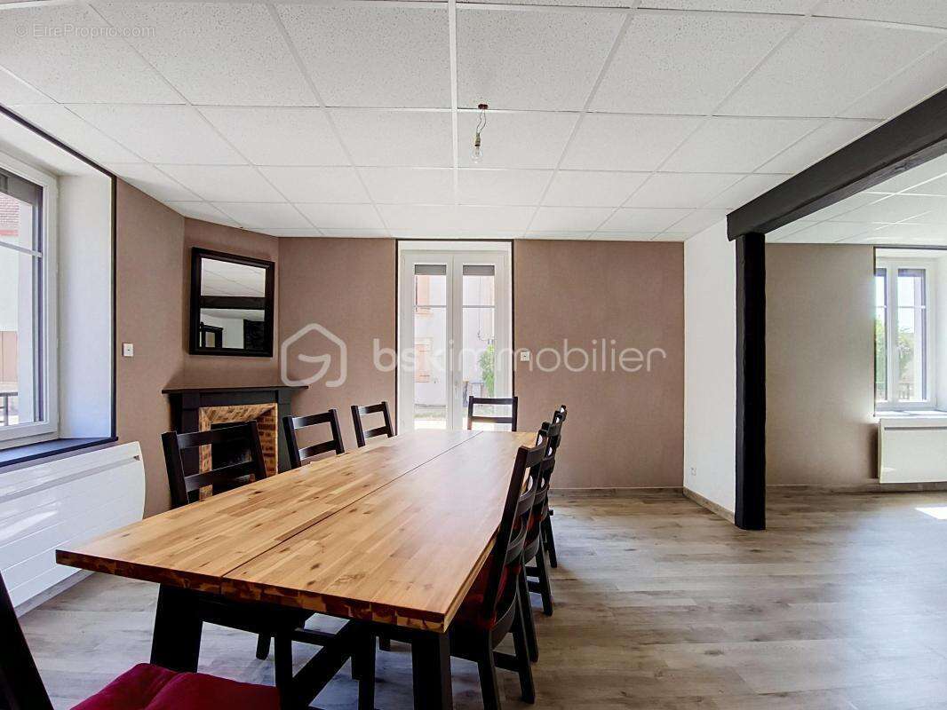 Maison entièrement rénovée de 130 m² avec garage et potentiel d'aménagement - photo 3
