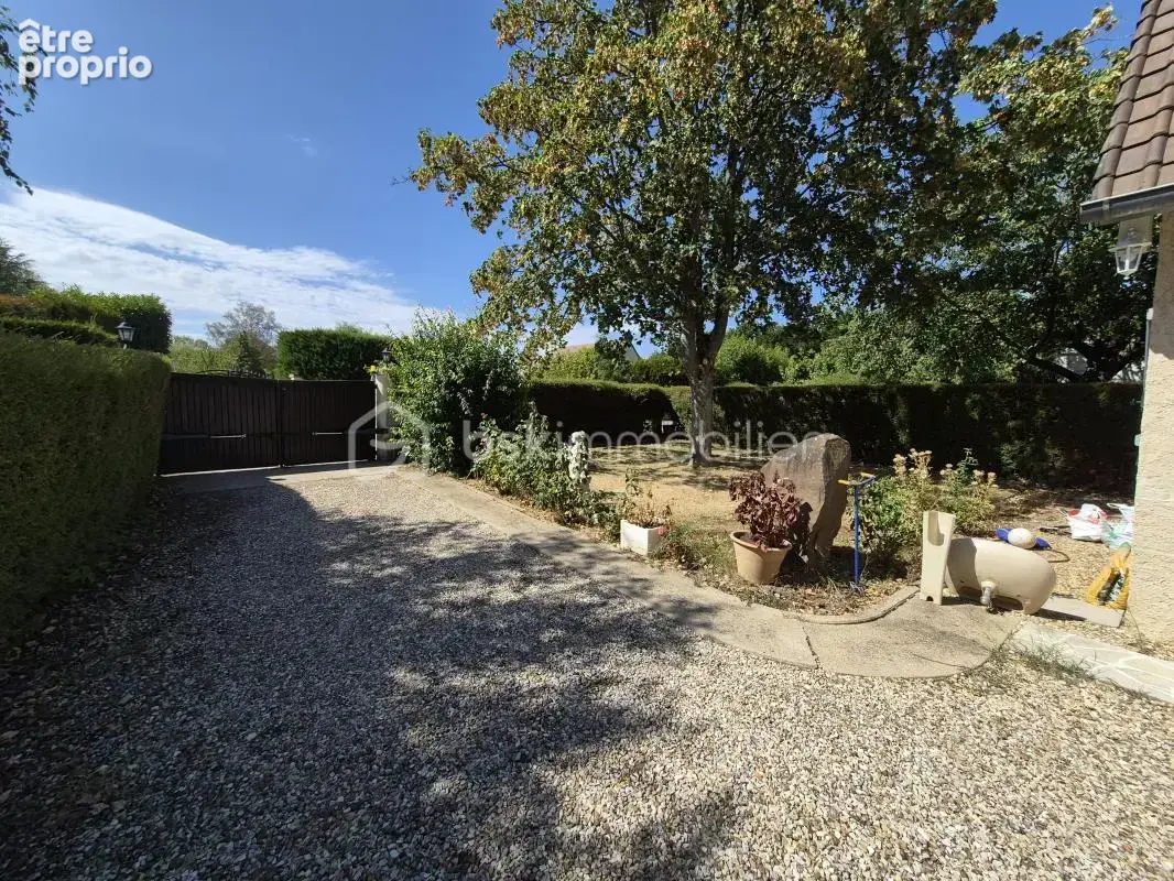 Maison familiale avec grand terrain, garage et dépendance - photo 2
