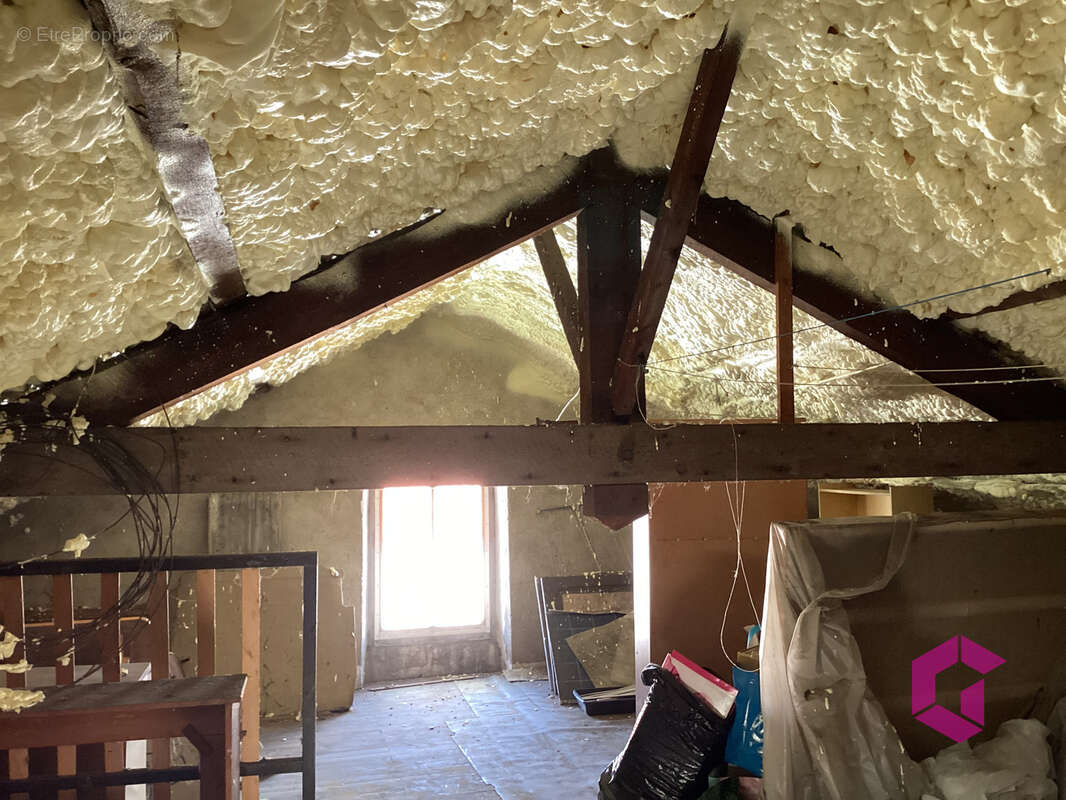 EN EXCLUSIVITE ! appartement traversant au 2ème et dernier étage, à rénover,  avec cave et grenier - photo 8
