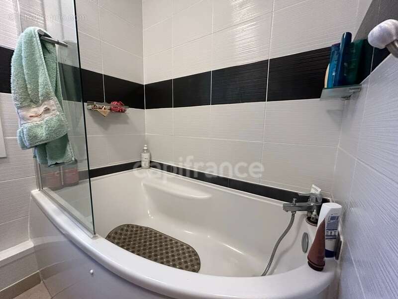 Dpt Dordogne (24), à vendre GENIS maison P5 de 113,78 m² - Terrain de 8 228,00 m² - photo 8