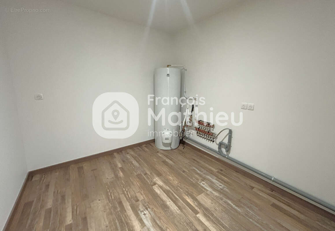Châtillon-sur-Chalaronne - Appartement de standing T6 d'environ 196m2 (245m2 au sol) en plein centre. - photo 19