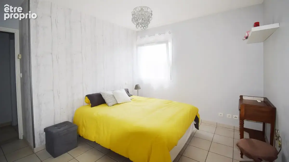 À VENDRE - Maison d'architecte avec piscine, dépendance aménagée et grange sur terrain arboré à 5 minutes de Vichy - photo 13