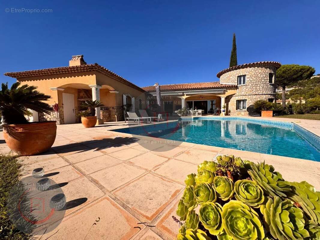 Maison à LES ADRETS-DE-L&#039;ESTEREL