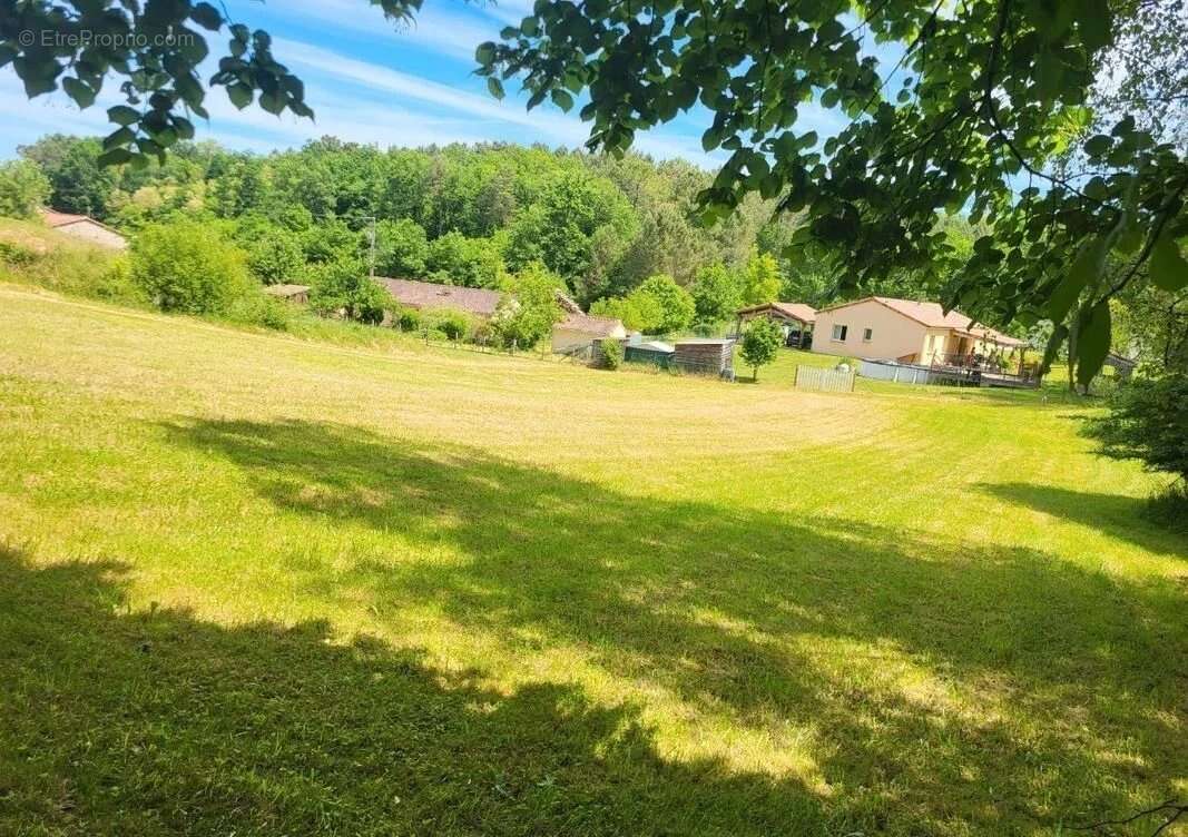 Terrain constructible de 1 884 m² – Ligueux - photo 2
