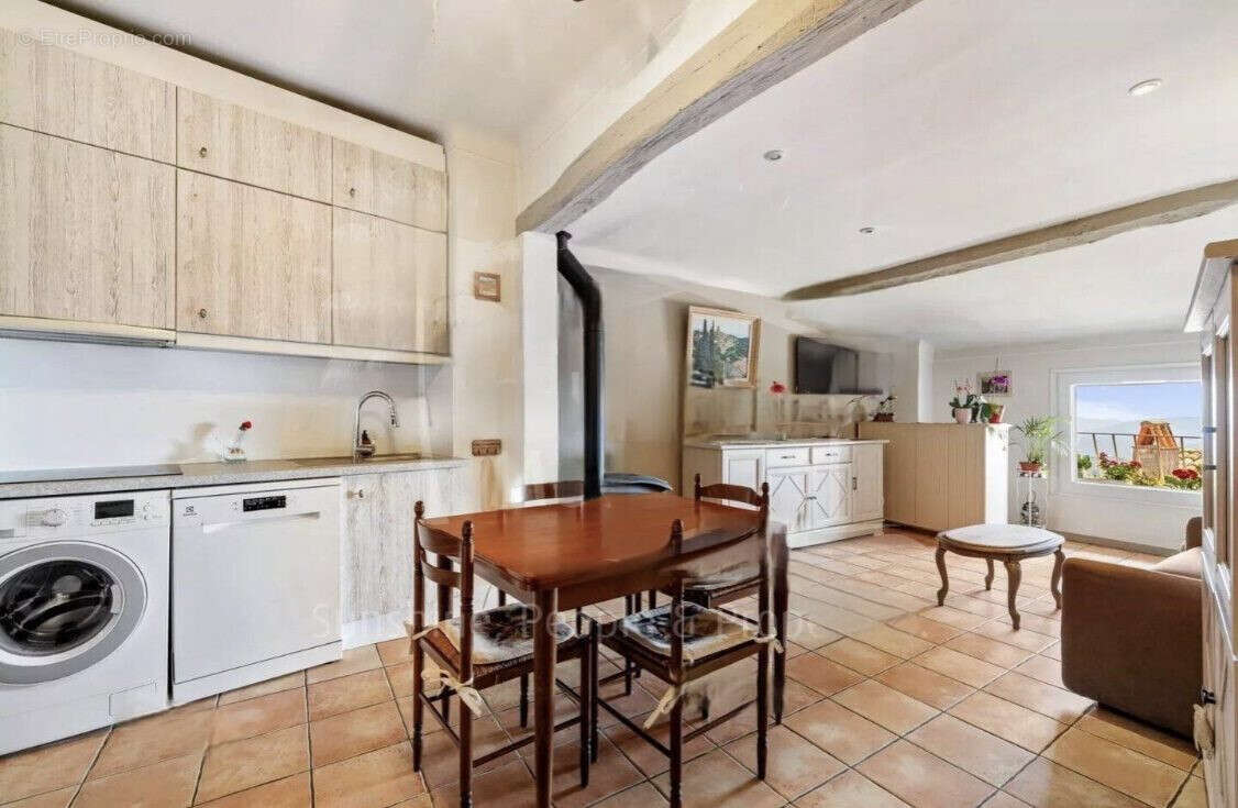 Appartement à CHATEAUNEUF-GRASSE