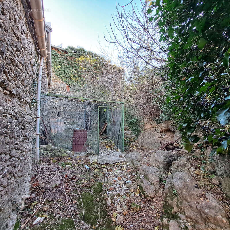 Saint-André-de-Buèges, bâtisse en pierre - photo 4