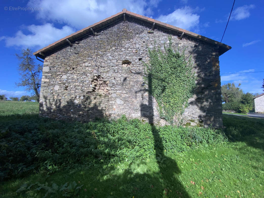 Corps de ferme à rénover sur 1 Ha de terres attenantes. - photo 8