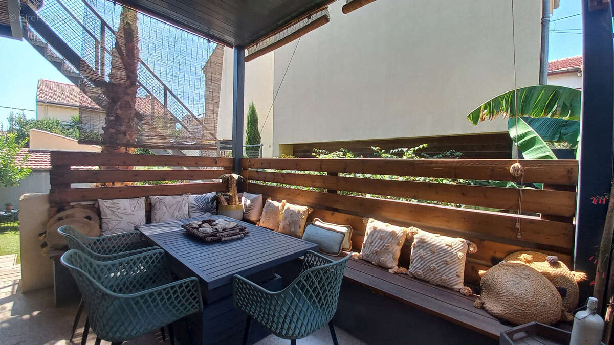 investissement locatif / Batisse de caractère divisée en 2 lots. - photo 8