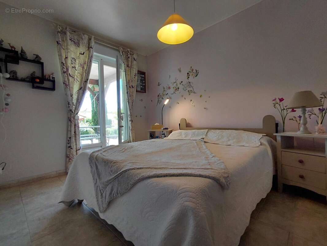 Maison de plain-pied avec double garage, atelier et terrain de 1 200 m² - photo 8